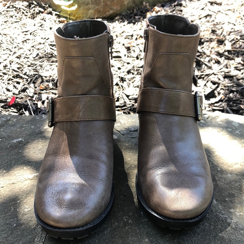 Women’s Nine West booties. Size 6.